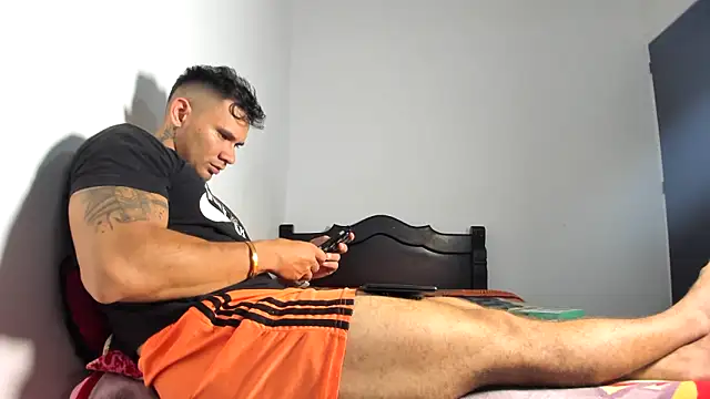 Snapshot of GendersonFit chatting on May 2026 01:33:02 AM GendersonFit online show from May 2026 01:33:02 AM