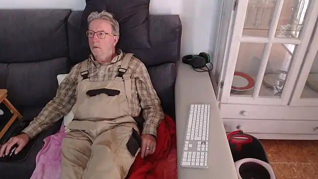 Snapshot of Nudelschwanz chatting on February 2025 04:59:01 PM Nudelschwanz online show from February 2025 04:59:01 PM