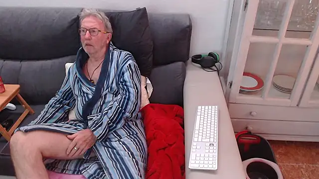 Snapshot of Nudelschwanz chatting on February 2025 06:12:01 PM Nudelschwanz online show from February 2025 06:12:01 PM