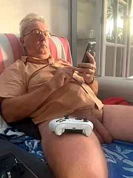 Snapshot of Nudelschwanz chatting on October 2025 07:07:02 AM Nudelschwanz online show from October 2025 07:07:02 AM