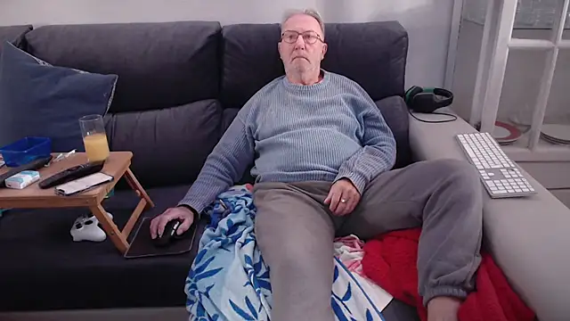 Snapshot of Nudelschwanz chatting on December 2025 01:17:04 PM Nudelschwanz online show from December 2025 01:17:04 PM