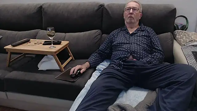 Snapshot of Nudelschwanz chatting on February 2026 10:11:01 PM Nudelschwanz online show from February 2026 10:11:01 PM