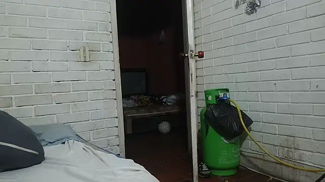 Snapshot of valeriaswang_Lucas chatting on November 2025 02:57:02 AM valeriaswang Lucas online show from November 2025 02:57:02 AM