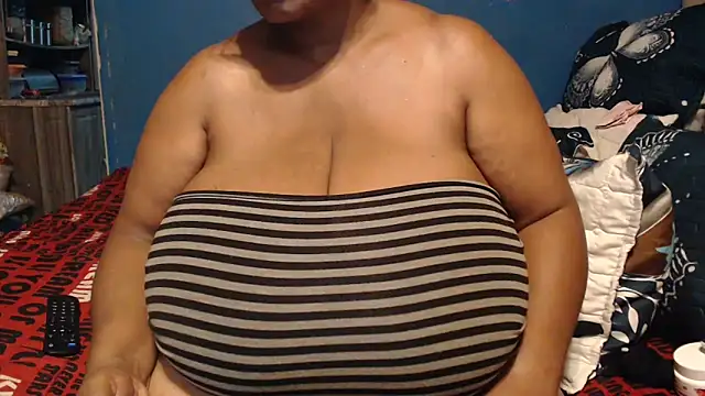 Snapshot of CUTEFIRMMELONSS chatting on February 2026 07:37:02 PM CUTEFIRMMELONSS online show from February 2026 07:37:02 PM