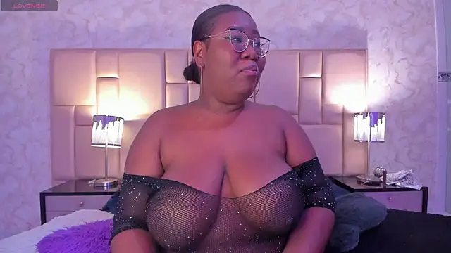 Snapshot of Darnellqueen chatting on December 2024 08:33:02 AM Darnellqueen online show from December 2024 08:33:02 AM