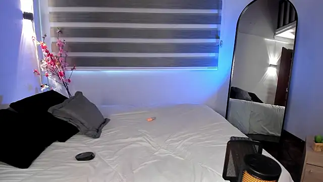 MERIDA TAYLOR online show from September 2025 01:02:01 PM