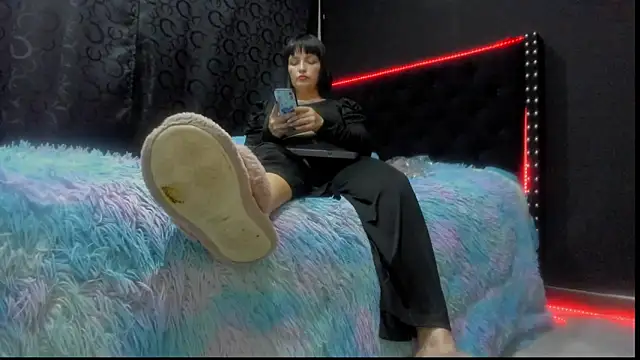 amareto queen online show from December 2024 12:29:02 AM