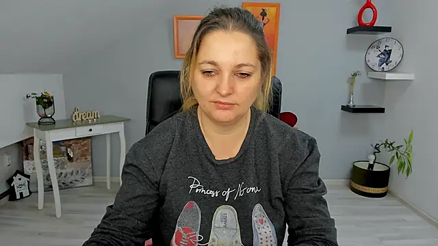 LollaGirl online show from January 2025 04:27:01 AM