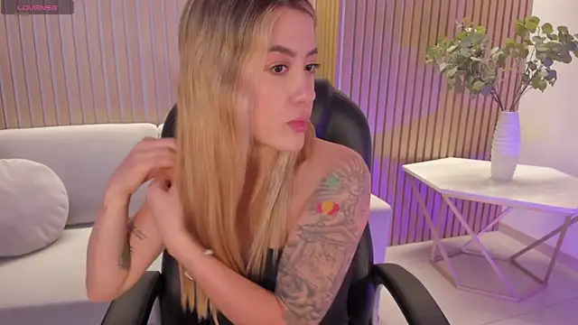 EveBensonX online show from November 2025 08:29:01 PM