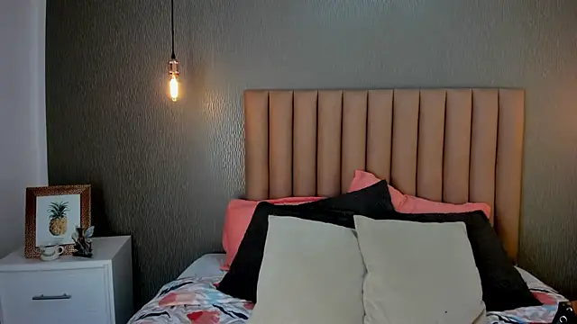 Alexa Thaylor  online show from February 2025 02:16:01 PM