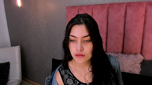 Alexa Thaylor  online show from November 2025 03:04:01 PM