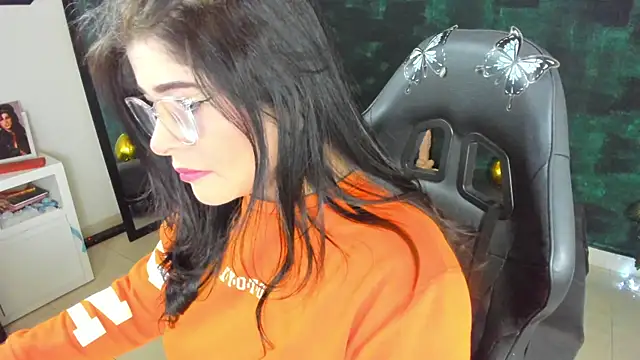 Snapshot of BellaFlaming chatting on December 2024 11:00:01 AM BellaFlaming online show from December 2024 11:00:01 AM