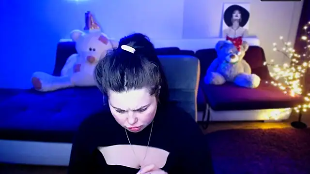 Emily Mo online show from December 2024 01:00:01 PM