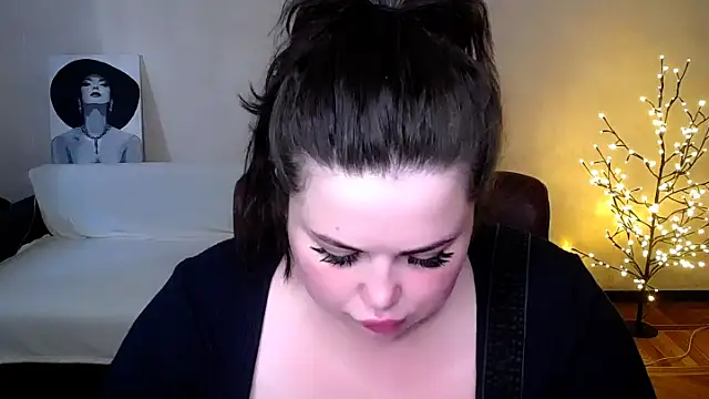 Snapshot of Emily_Mo chatting on June 2026 05:32:02 AM Emily Mo online show from June 2026 05:32:02 AM