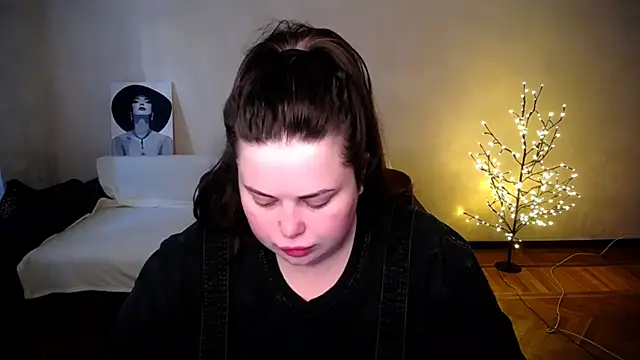 Snapshot of Emily_Mo chatting on June 2026 05:32:02 AM Emily Mo online show from June 2026 05:32:02 AM