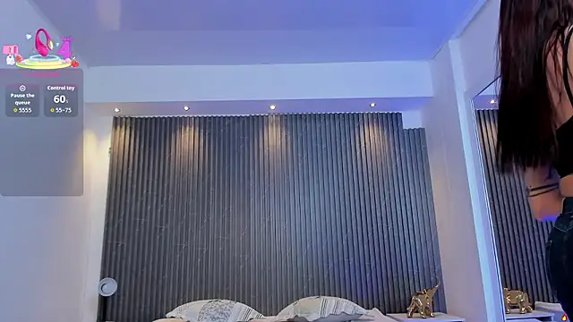 charlottewhitte online show from February 2026 12:45:02 PM