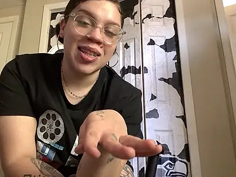 QueenNuttCollector online show from May 2026 06:47:01 PM