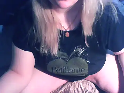 Snapshot of D_Marinna chatting on April 2026 02:47:02 PM D Marinna online show from April 2026 02:47:02 PM