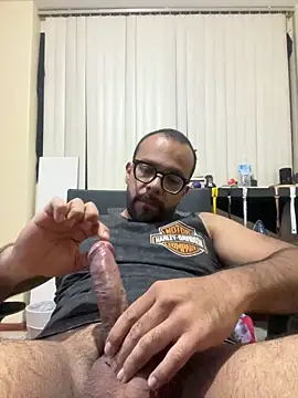 Luisrovers18 online show from April 2026 04:52:01 AM