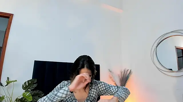 Nina Cavaali online show from February 2025 02:32:01 PM