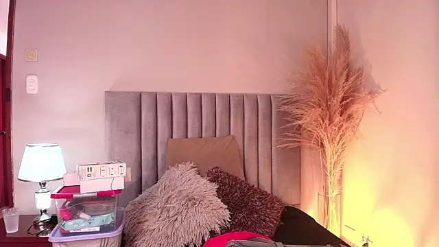 Nina Cavaali online show from September 2025 06:19:02 PM