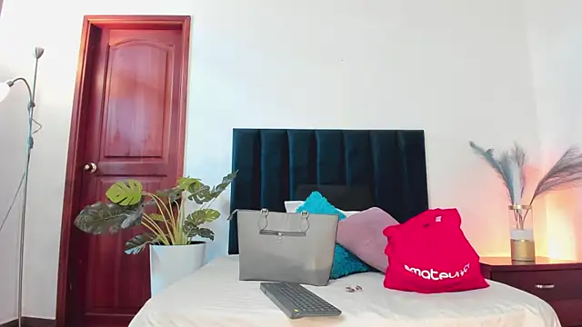 Nina Cavaali online show from October 2025 06:19:02 PM