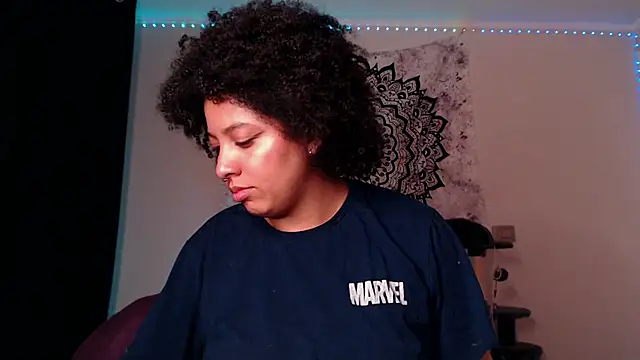 Snapshot of michell_bling1 chatting on December 2024 04:32:02 AM michell bling1 online show from December 2024 04:32:02 AM