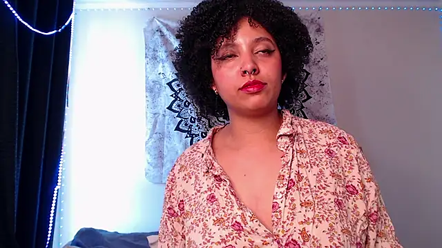 Snapshot of michell_bling1 chatting on December 2024 04:26:01 PM michell bling1 online show from December 2024 04:26:01 PM