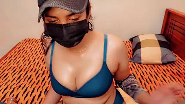 Snapshot of Kiara-Tanvi chatting on February 2025 08:33:02 PM Kiara-Tanvi online show from February 2025 08:33:02 PM