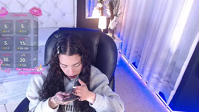 LiaVillalobos online show from November 2025 01:03:01 PM