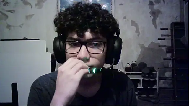 Snapshot of Emv2 chatting on February 2026 02:40:02 AM Emv2 online show from February 2026 02:40:02 AM