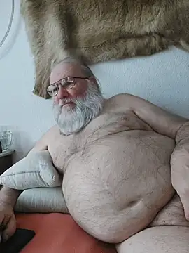 Snapshot of SexySantaC chatting on April 2026 06:17:02 AM SexySantaC online show from April 2026 06:17:02 AM