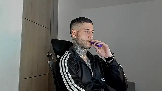  jamesleandros1 online show from June 2026 01:17:02 AM