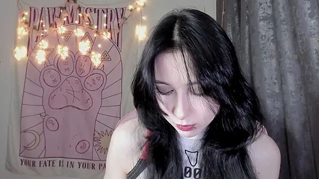 Holy420lolii online show from November 2025 06:39:01 PM