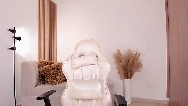 wandathompson  online show from February 2025 05:21:01 PM