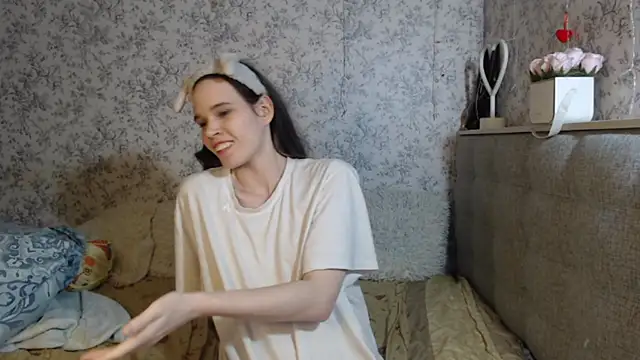 Snapshot of Nicole-Petite chatting on January 2025 04:20:01 AM Nicole-Petite online show from January 2025 04:20:01 AM