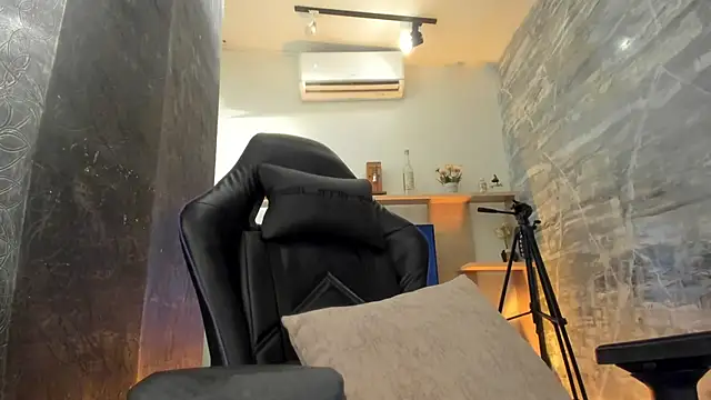 LunaBaker-1 online show from September 2025 08:08:02 PM