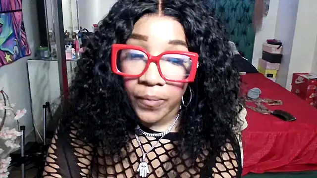 Snapshot of YasmineMinaj chatting on September 2025 11:05:02 PM YasmineMinaj online show from September 2025 11:05:02 PM