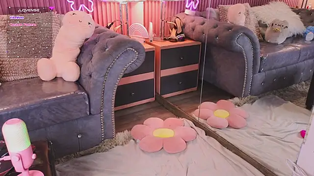 Emiily Scott1 online show from January 2025 04:00:02 PM