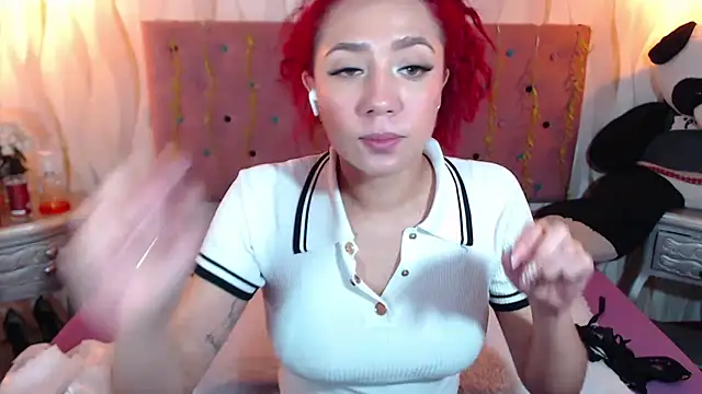 Snapshot of IsabelaLatina chatting on October 2025 02:17:02 PM IsabelaLatina online show from October 2025 02:17:02 PM