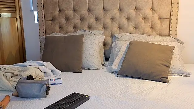 KeryHillson online show from January 2026 01:59:02 PM