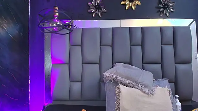 Snapshot of _MiaBrown_ chatting on November 2025 12:04:01 PM MiaBrown online show from November 2025 12:04:01 PM