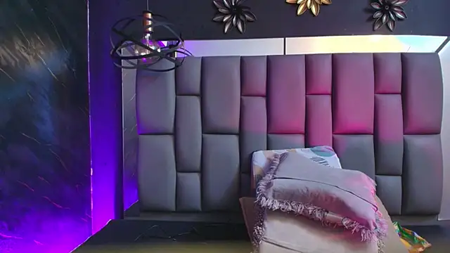 Snapshot of _MiaBrown_ chatting on November 2025 12:05:02 PM MiaBrown online show from November 2025 12:05:02 PM