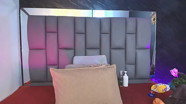 Snapshot of _MiaBrown_ chatting on November 2025 12:04:01 PM MiaBrown online show from November 2025 12:04:01 PM