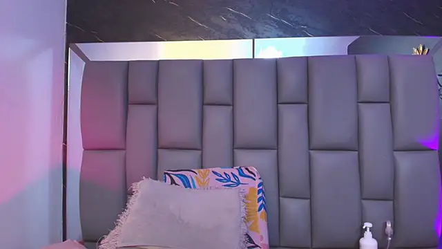 Snapshot of _MiaBrown_ chatting on November 2025 12:05:02 PM MiaBrown online show from November 2025 12:05:02 PM