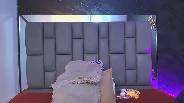 Snapshot of _MiaBrown_ chatting on November 2025 12:04:01 PM MiaBrown online show from November 2025 12:04:01 PM