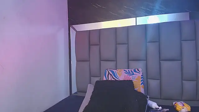 Snapshot of _MiaBrown_ chatting on November 2025 12:05:02 PM MiaBrown online show from November 2025 12:05:02 PM