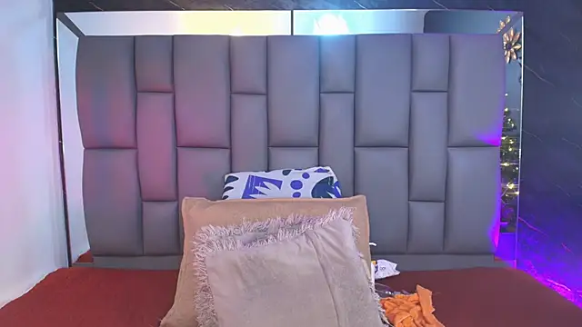 Snapshot of _MiaBrown_ chatting on November 2025 12:07:01 PM MiaBrown online show from November 2025 12:07:01 PM