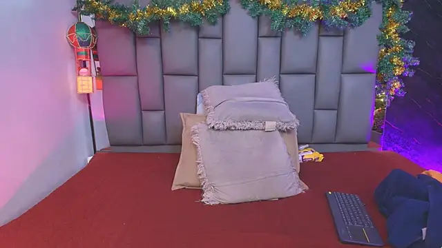 Snapshot of _MiaBrown_ chatting on November 2025 12:08:02 PM MiaBrown online show from November 2025 12:08:02 PM