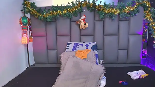 Snapshot of _MiaBrown_ chatting on December 2025 12:10:01 PM MiaBrown online show from December 2025 12:10:01 PM